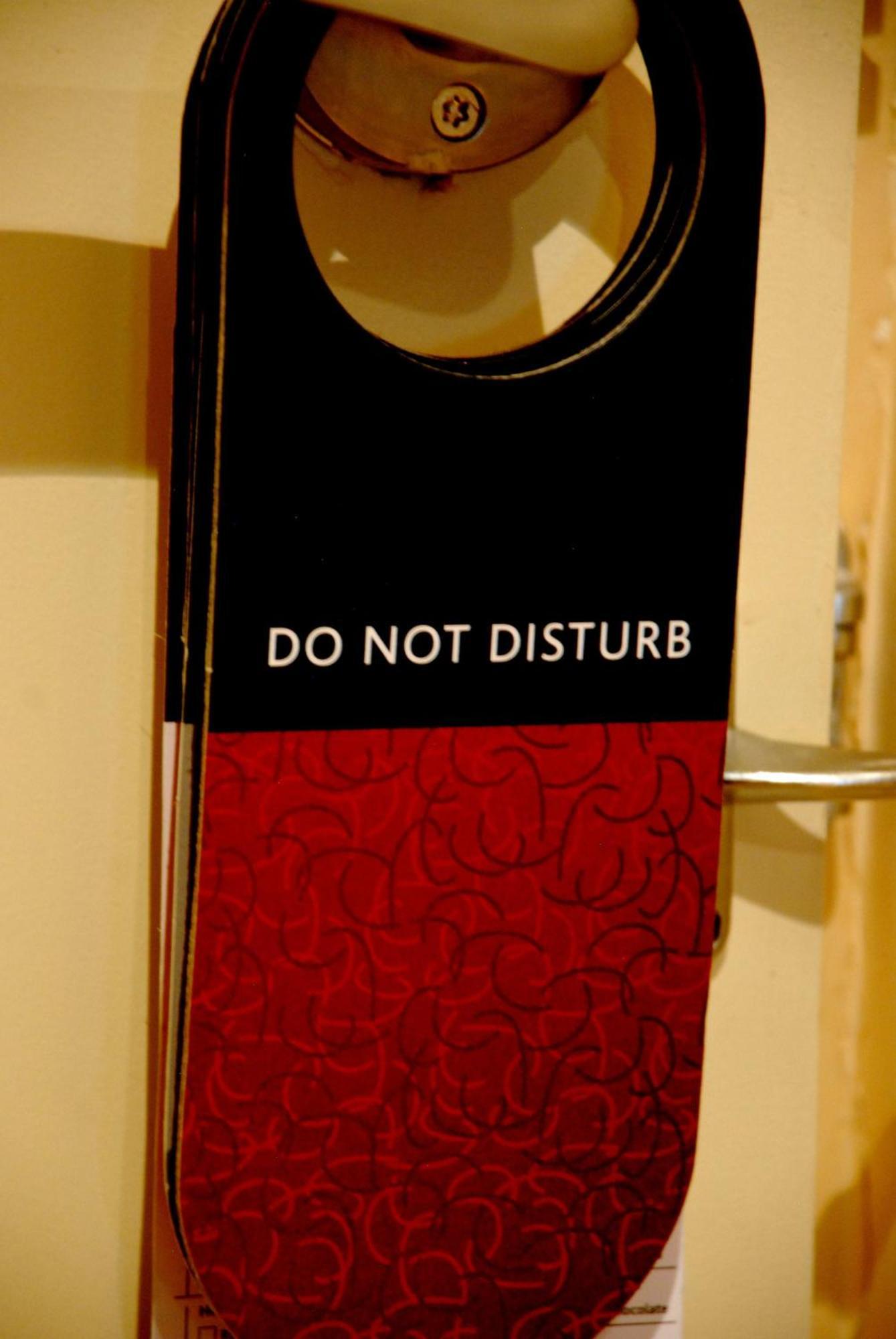 Southern Sun Or Tambo International Airport Kempton Park Exterior foto Do not disturb sign