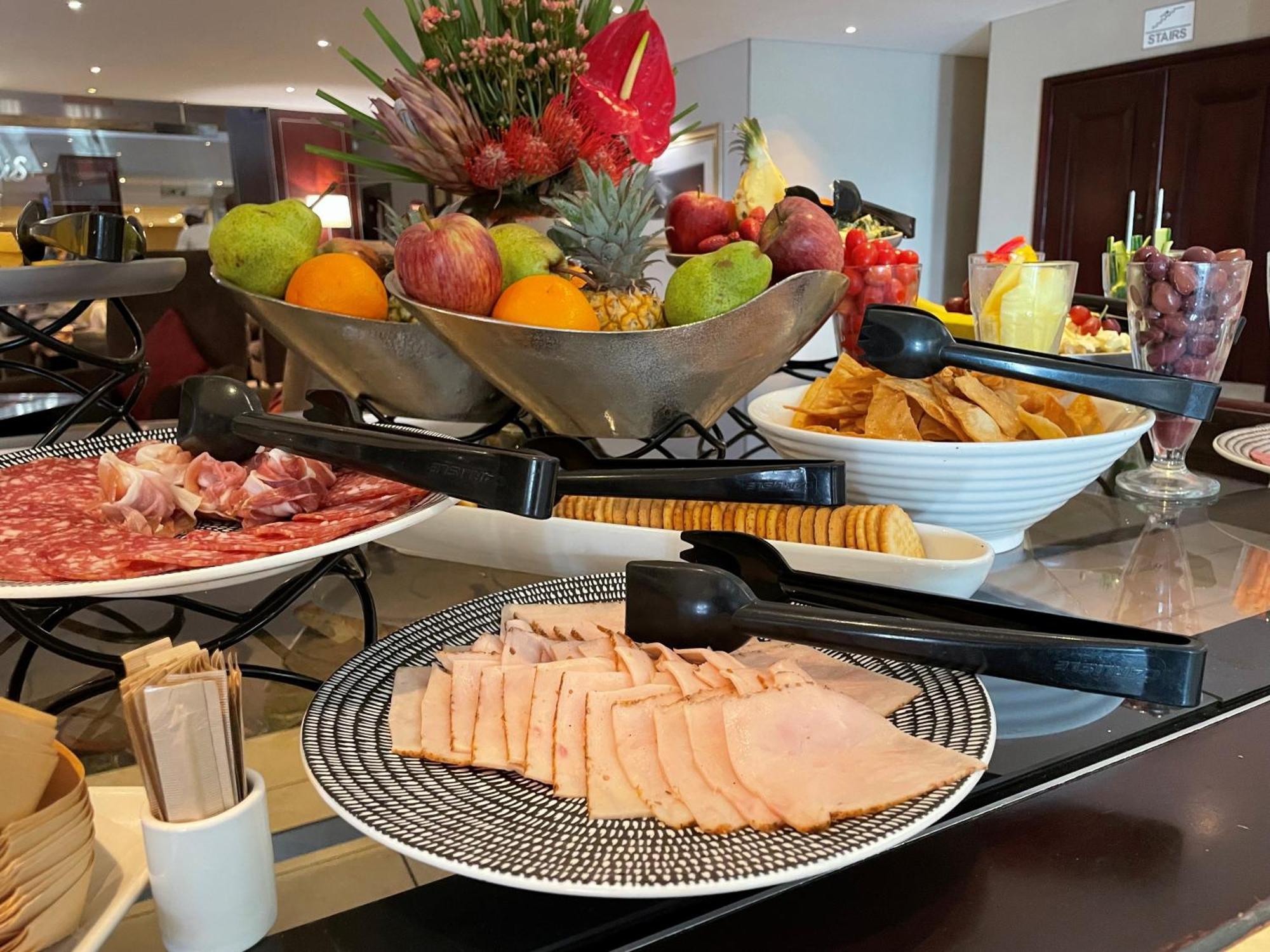 Southern Sun Or Tambo International Airport Kempton Park Exterior foto A buffet breakfast at a luxury hotel in Johannesburg, South Africa.